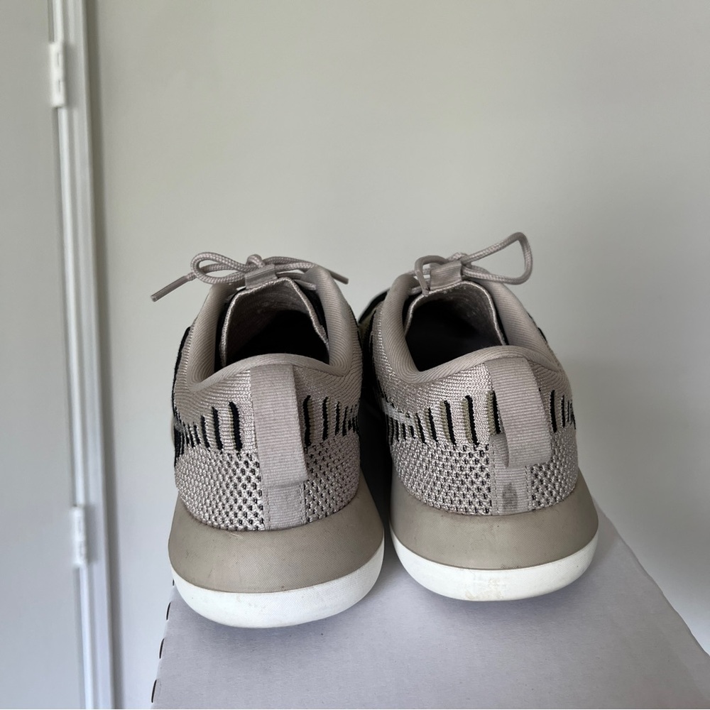 Nike Roshe Two Flyknit Neutral Olive Women’s 9.5/ Men’s 8 - Picture 3 of 6